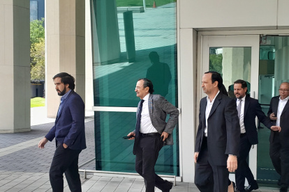 Carlos Pólit en los exteriores de sede judicial.