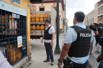 Medida. El intendente de Guayas, Gonzalo Ortega, en un operativo en un depósito en el sur de Guayaquil.