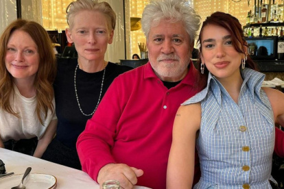Juliane Moore, Tilda Swinton, Pedro Almodóvar y Dua Lipa durante el rodaje de La habitación de al lado
