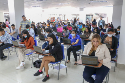Estudiantes de la Universidad Estatal de Milagro (Unemi) durante una clase presencial.