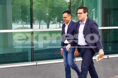 Souza (fondo) a su llegada a la audiencia.