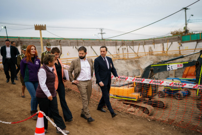 Santiago. El presidente Gabriel Boric durante un recorrido oficial por una obra estatal.