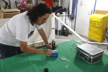 Tatiana Céspedes examina plásticos hallados en el océano pacífico a bordo del buque Artic Sunrise