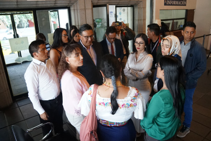 Los legisladores correístas llegaron hasta la Corte Nacional para apoyar a Jorge Glas. Esther Cuesta usó su pañuelo.