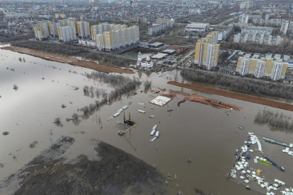 Así se muestra el río Ural, cuyo niveles de agua alcanzaron este viernes 12 de abril de 2024 los 11,43 metros, lo que ha provocado ya inundaciones a la entrada de la ciudad.
