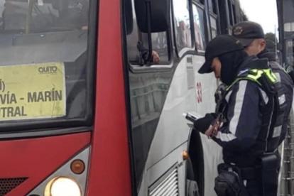 Imagen referencial. Un agente entregó la citación al conductor de la Ecovía por manejar distraído con el celular.