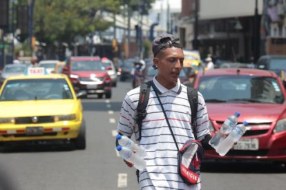Los vendedores de agua y refrescos han visto un aumento considerable en sus ventas debido al calor
