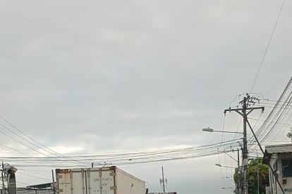 Trinitaria.- La larga fila de trailers para ingresar a los puertos que quedan en la Isla Trinitaria.