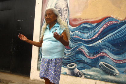 Acto. Maura Alejandro declama versos de amor a las parejas.