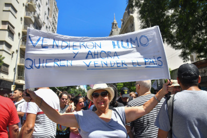 Buenos Aires. Una manifestante sostiene un letrero en la primera huelga general contra el Gobierno de Milei.