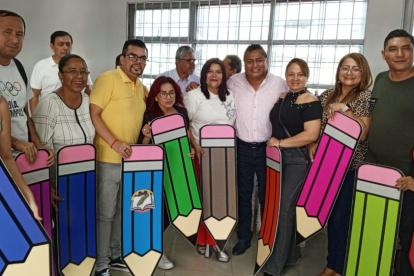 Profesores que pertenecen a la Red de Educadores alistan los insumos para la marcha de este 13 de abril de 2024 en Guayaquil.