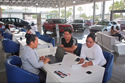 Hecho. La industria automotriz busca cambiar su estrategia, enfocando la venta en otro segmento o con ofertas.