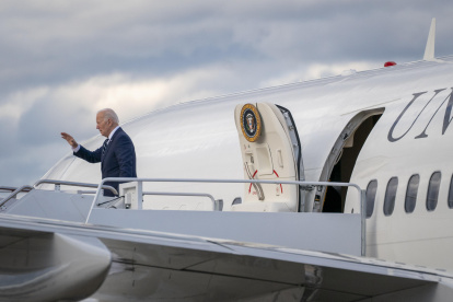 El presidente Joe Biden aborda el Air Force One de camino a Dover, Delaware, desde la base conjunta Andrews, Maryland, EE. UU., el 12 de abril de 2024.