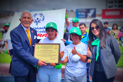 El presidente de Olimpiadas Especiales Ecuador, Héctor Cueva (i), junto a varios de los deportistas y organizadores en Riobamba.