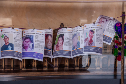 La foto muestra imágenes de personas desaparecidas este jueves durante una conferencia de prensa en San Cristobal de las Casas (México).