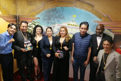 Segundo Mercado (segundo desde la derecha) junto a otros homenajeados en México.