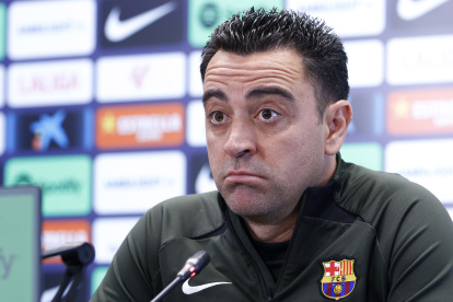 GRAFCAT2725 Sant Joan Despí (BARCELONA) 12/04/2024.- El entrenador del Fc Barcelona, Xavi Hernández, durante la rueda de prensa posterior el entrenamiento del primer equipo en las instalaciones de Sant Joan Despí y previa al partido de jornada 11 de LaLiga EA Sports contra el Cádiz CF. EFE/Quique Garcia