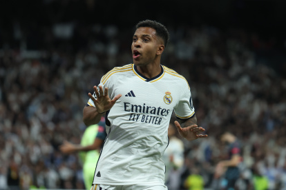 MADRID, 09/04/2024.- El delantero brasileño del Real Madrid Rodrygo Goes celebra su gol, segundo del equipo blanco, durante el partido de ida de cuartos de final de la Liga de Campeones que Real Madrid y Manchester City disputan este martes en el estadio Santiago Bernabéu. EFE/Kiko Huesca
