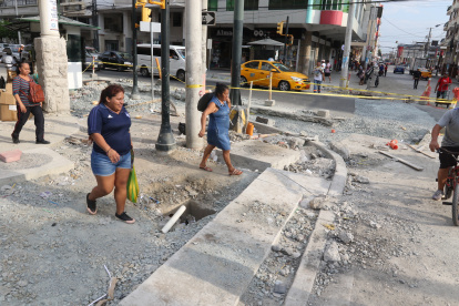 Han pasado siete meses desde que se inició la obra y aún está a medio terminar.