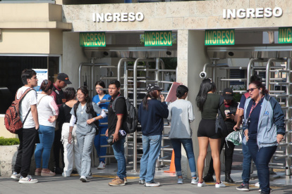 Estudiantes de la Universidad de Guayaquil en una de las puertas de ingreso de la institución.