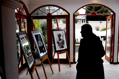Una persona visita una exposición fotográfica el 11 de abril de 2024 en La Paz (Bolivia).