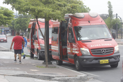 Paramédicos en ambulancias llegaron a la estación de combustible para asistir a los ciudadanos