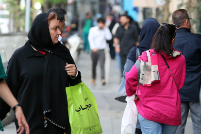 Tehran (Iran(islamic Republic Of)), 13/04/2024.- Women walk in the street in Tehran, Iran, 13 April 2024. According to Iranians state TV (IRIB) news agency, Iranian police are taking stricter action against violations of the Islamic dress code in public . (Teherán) EFE/EPA/ABEDIN TAHERKENAREH