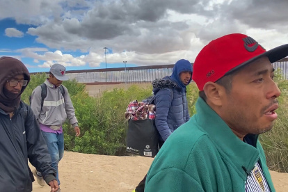 MEX4387. CIUDAD JUÁREZ (MÉXICO), 13/04/2024.- Migrantes caminan cerca de muro que divide México con Estados Unidos en espera de poder cruzar la frontera, el 12 de abril de 2024, en Ciudad Juárez, Chihuahua (México). Además de migrantes de bajos ingresos, la frontera de México con Estados Unidos recibe a cada vez más profesionales de Suramérica que buscan cruzar a toda costa ante la situación económica y de violencia de sus países, como muestran testimonios recogidos por EFE. EFE/Luis Torres