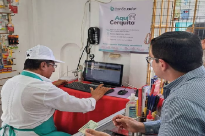 Servicio.- La red del BanEcuador, Aquí Cerquita, que funciona en tiendas, bazares u otro tipo de negocios.