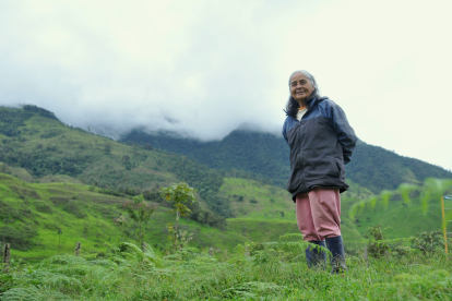 Esther Guerrero, habitante de San Andrés, Zamora Chinchipe, Ecuador. Ella junto con su hija decidieron dejar en pie más de 100 hectáreas de bosque en la montaña donde tienen sus predios.