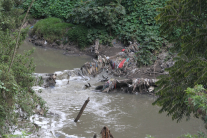 A lo lago de su cauce, es común ver basura, fundas de desperdicios y escombros en el  Machángara.