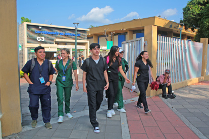 Un grupo de estudiantes sale de la Universidad de Guayaquil. En el país, la tasa de matrícula universitaria se estima en 40 %.