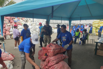 Limpieza.- Las fundas de basura que se han retirado del manglar del río Guayas.