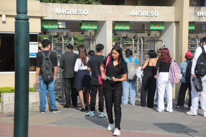 Estudiantes en una de las puerta de ingreso de la Universidad de Guayaquil. En el país hay provincias como Morona Santiago o Esmeraldas donde solo dos de cada diez jóvenes accede a la Universidad.