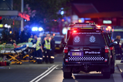 Sídney (Australia), 13/04/2024.- La policía y los servicios de emergencia trabajan en Bondi Junction después de que la policía respondiera a informes de múltiples apuñalamientos dentro del centro comercial Westfield Bondi Junction en Sídney, Australia, este sábado. Al menos cinco personas murieron tras un ataque con cuchillo perpetrado por un hombre que luego fue asesinado a tiros por la policía. Varios otros fueron hospitalizados, algunos en condiciones críticas. EFE/STEVE MARKHAM PROHIBIDO SU USO EN AUSTRALIA Y NUEVA ZELANDA