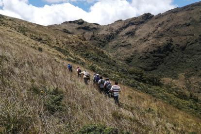 Salida a campo en la que participan comuneros de Segunda y Cajas y miembros de organizaciones ambientales para evaluar el estado de los bosques y páramos del ACP Chicuate - Chinguelas.