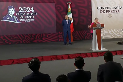 Descrédito. Andrés Manuel López Obrador y su canciller, Alicia Bárcena, en una “mañanera”. Ellos han convertido a la prestigiosa Cancillería de su país en una embajada del Grupo de Puebla.