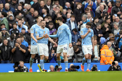 Mateo Kovacic (i) celebra con el resto de sus compañeros uno de los tantos en la goleada e Manchester City