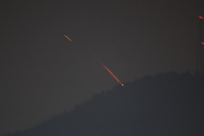 Una vista muestra drones o misiles compitiendo por objetivos en lugares no revelados en el norte de Israel, este 14 de abril de 2024.