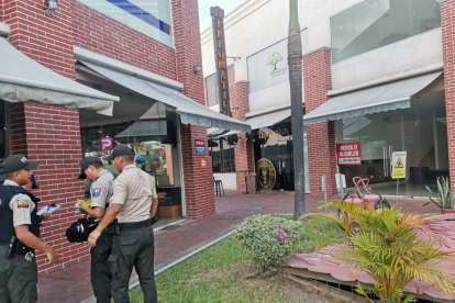 Personal de criminalística analizaba los 15 casquillos percutidos 9 milímetros que se encontraron en la escena