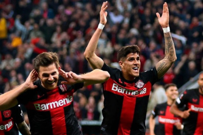 Piero Hincapié festeja el título conseguido con Bayer Leverkusen