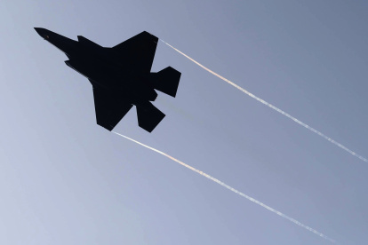 No divulgado (ISRAEL), 14/04/2024.- Un avión de combate israelí F35 despega desde un lugar no revelado en el centro de Israel, este domingo. Según las FDI, los sistemas de defensa de Israel, así como los aliados de Israel en la región, interceptó el 99 por ciento de más de "300 amenazas de diversos tipos", incluidos drones, misiles de crucero y tierra-tierra, lanzados desde Irán contra Israel durante la noche. EFE/ Abir Sultan
