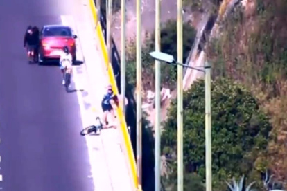 Unos ciclistas que circulaban por el puente El Chiche evitaron que la persona se lance al vacío