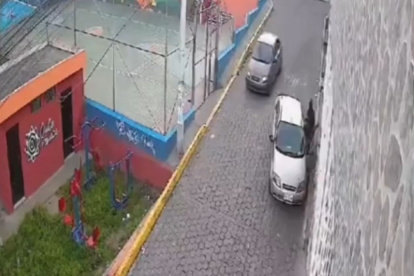 Dos delincuentes robaron el auto de un ciudadano al sur de Quito