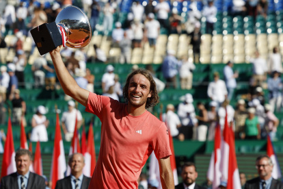 El griego Stefanos Tsitsipas con el trofeo de campeón, tras vencer por contundente 6-1,6-4 a Casper Ruud en la final de Montecarlo.