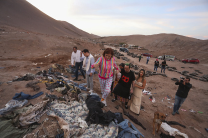 La diseñadora Agatha Ruiz de la Prada visita uno de los vertederos de basura junto a más diseñadores