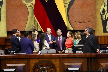 Imagen de una reunión de representantes de varias bancadas en la Asamblea.