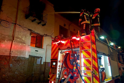 El incendio afectó dos viviendas en la avenida 24 de Mayo e Imbabura.
