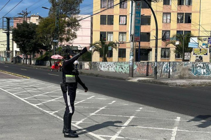 Personal de la AMT gestiona el transito debido a los cortes de luz que afectó el funcionamiento de los semanforos