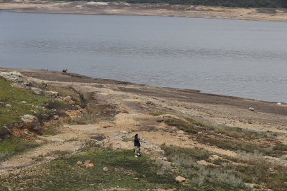 Con extensas playas formadas por la falta de agua se observa este jueves el embalse San Rafael ubicado en el municipio de La Calera (Colombia).